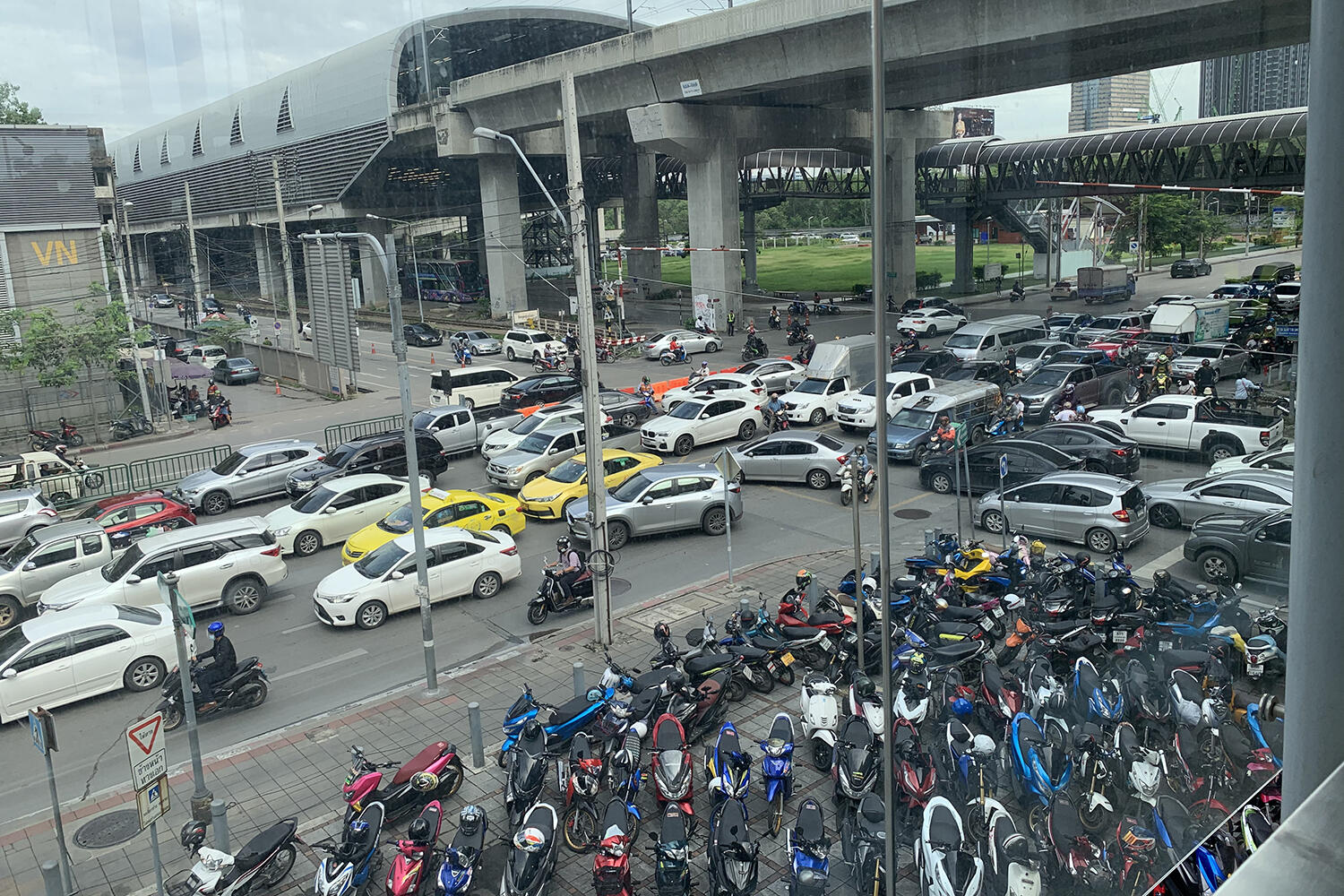 バンコク市内の交差点のイメージ写真