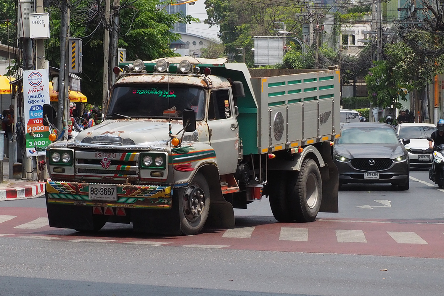 バンコク市内を走行するいすゞ・ボンネット トラックの写真 〜 画像3