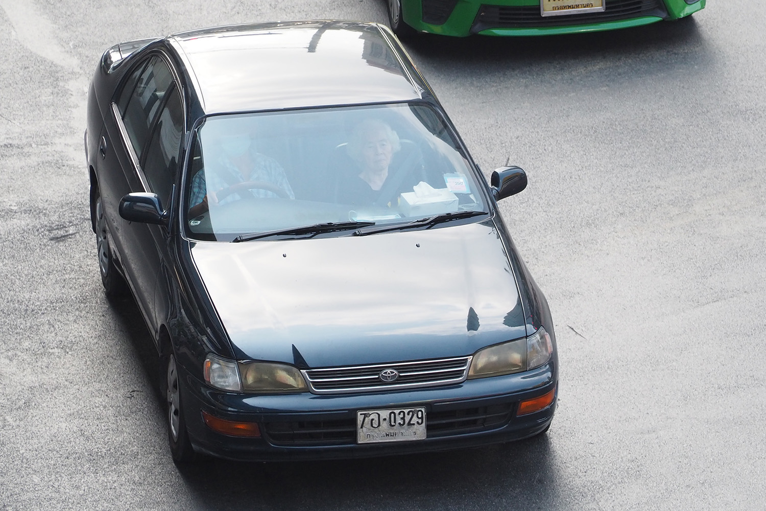 バンコク市内を走行するトヨタ・コロナ（10代目）の写真 〜 画像6