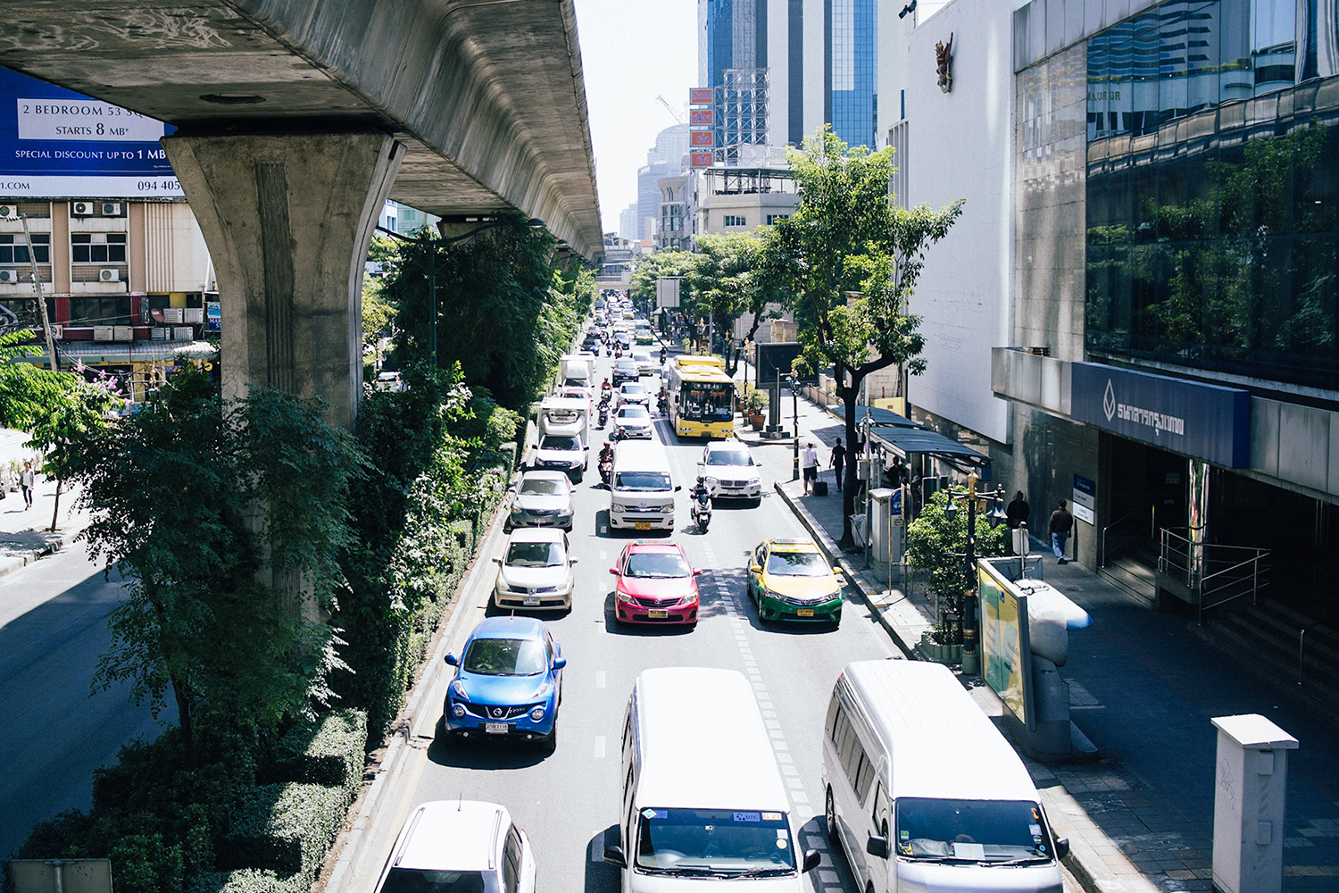 バンコク市内の片側3車線の道路が渋滞中
