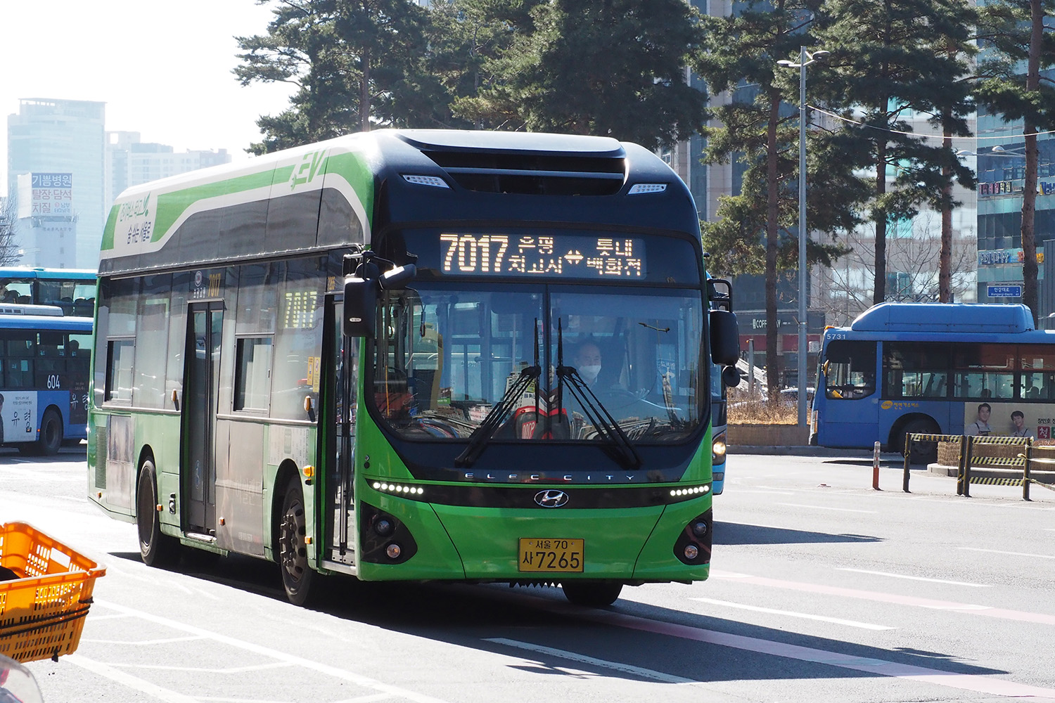 ソウル市内を走る路線バスの写真