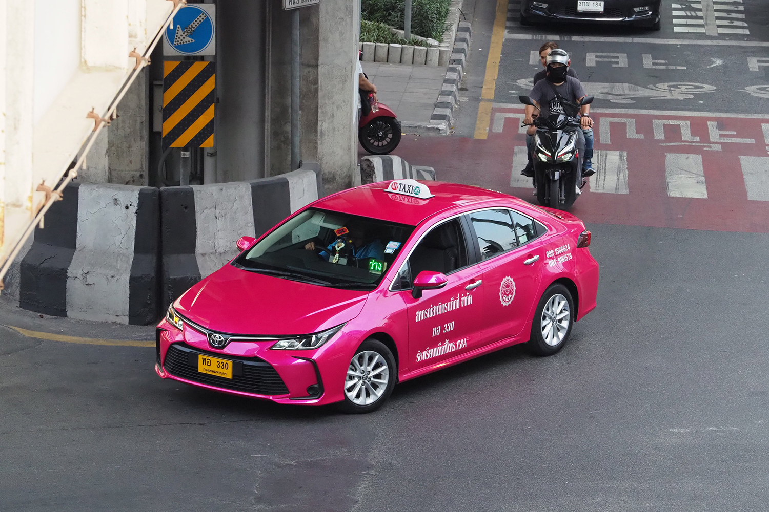 バンコク市内を走るトヨタ・カローラ アルティスのタクシー仕様の写真 〜 画像1