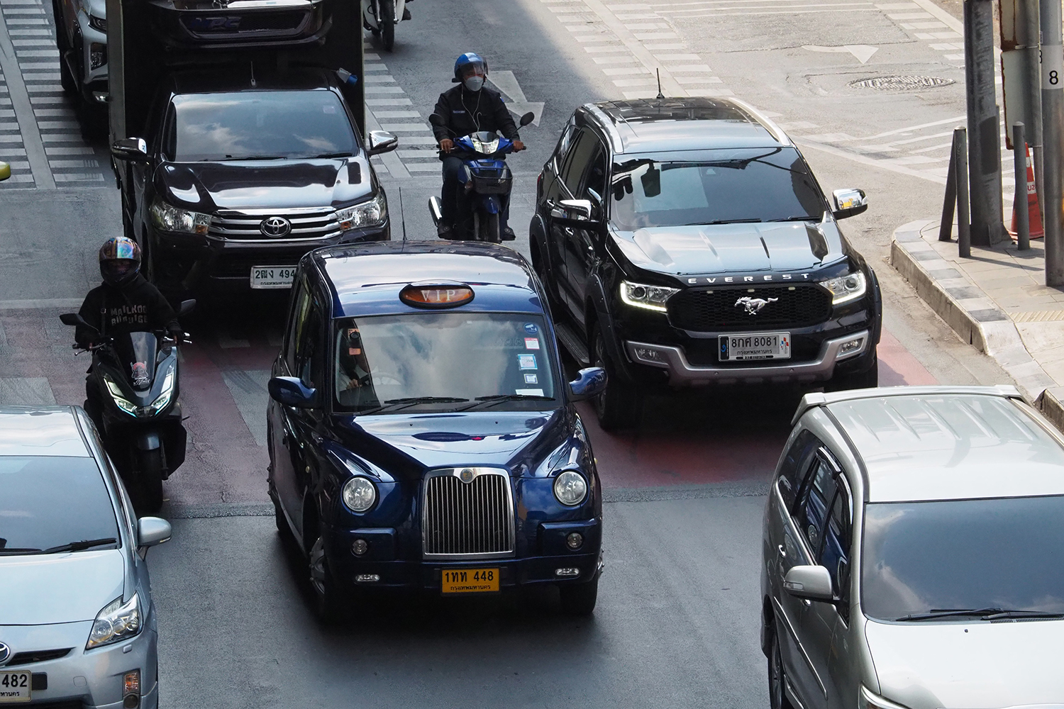 バンコク市内を走るロンドンタクシーの写真
