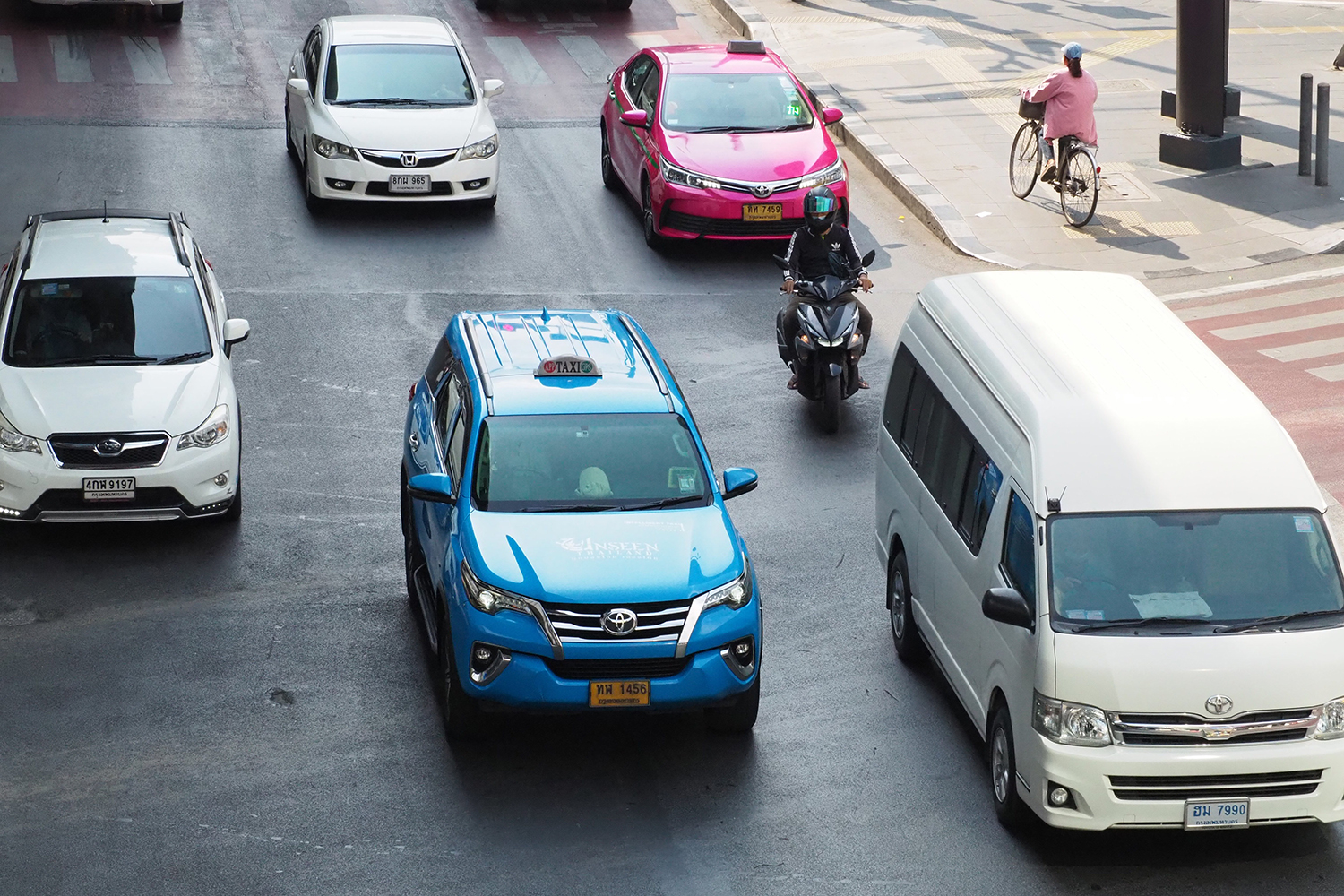 バンコク市内を走るトヨタ・フォーチュナーのタクシー仕様の写真 〜 画像4