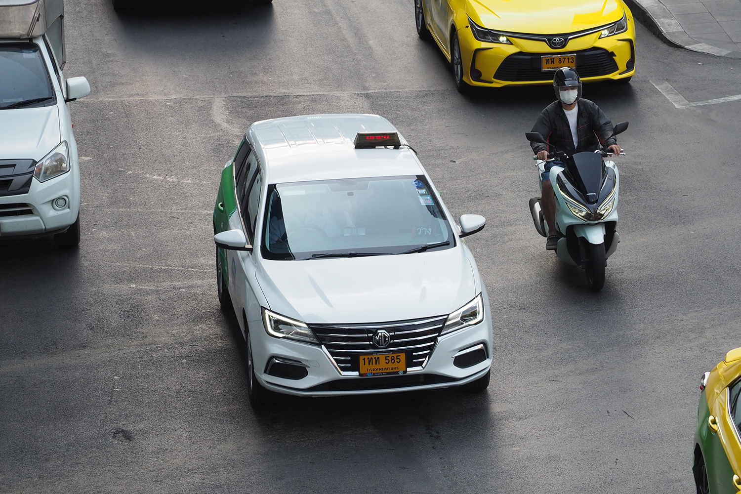 バンコク市内を走るMG EPのタクシー仕様の写真