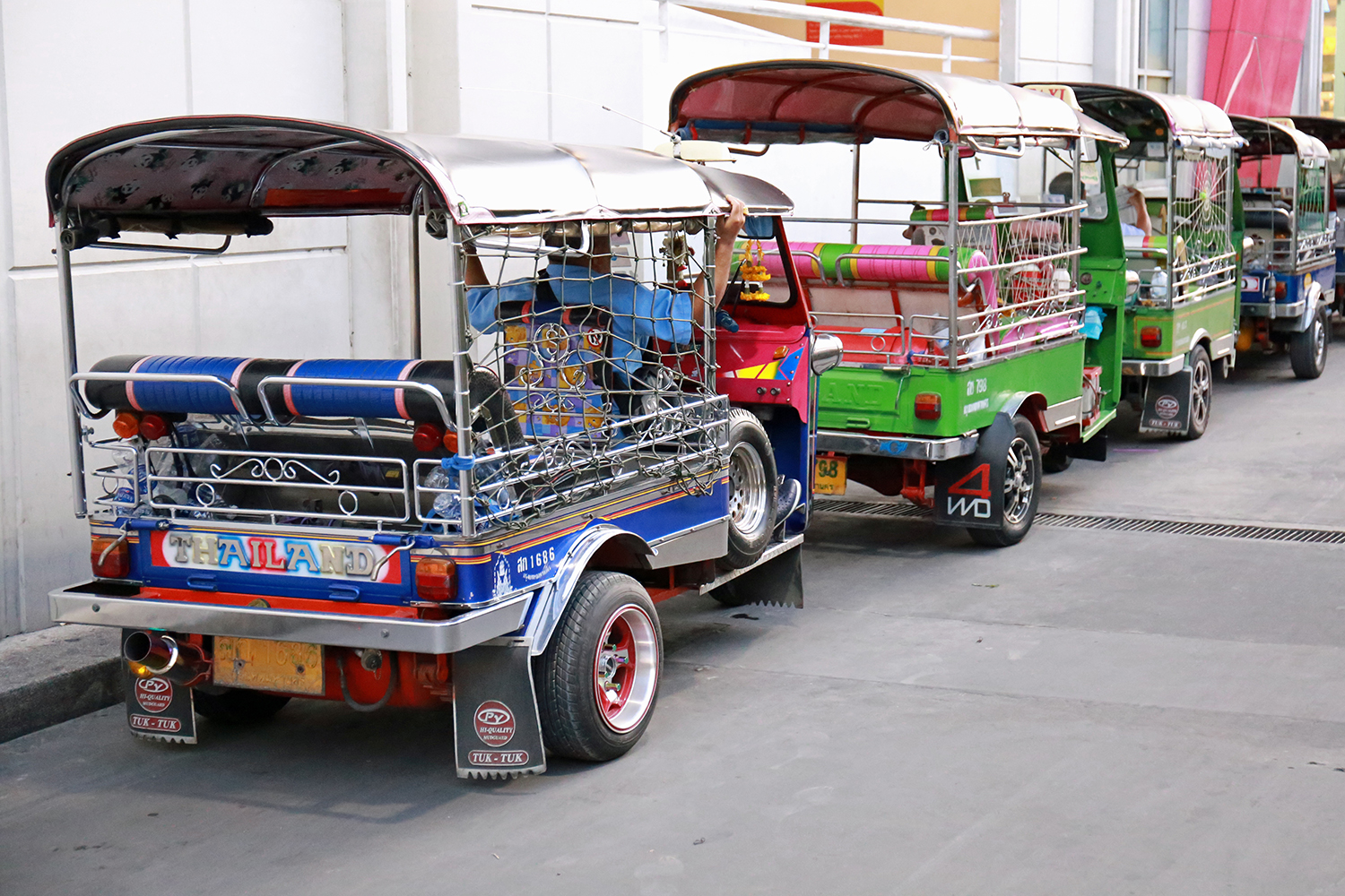 タイのトゥクトゥクの車列の写真 〜 画像7