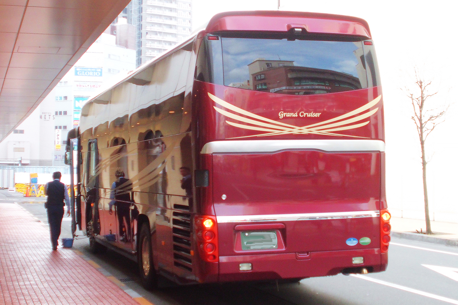 ホテル前にいる大型バスのイメージ写真 〜 画像4