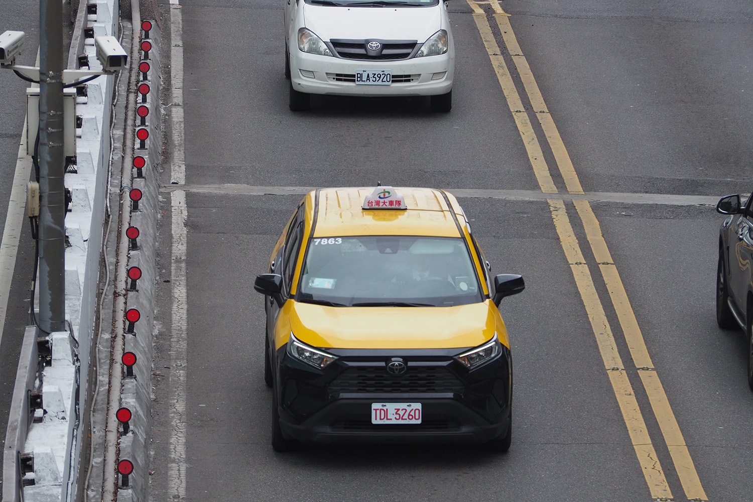 台北市内を走るトヨタRAV4のタクシー 〜 画像2