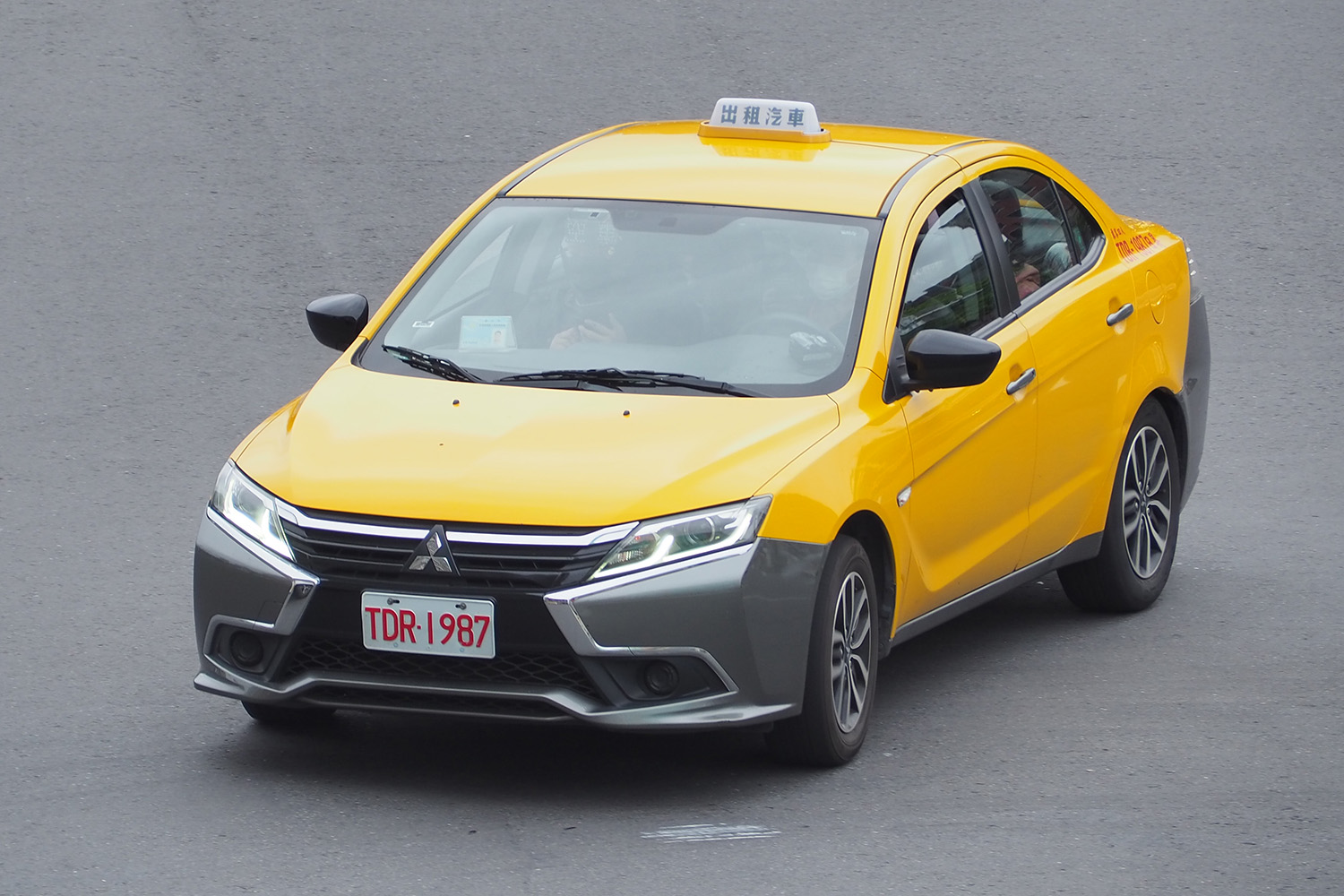 台北市内を走る三菱・グランド ランサーのタクシー