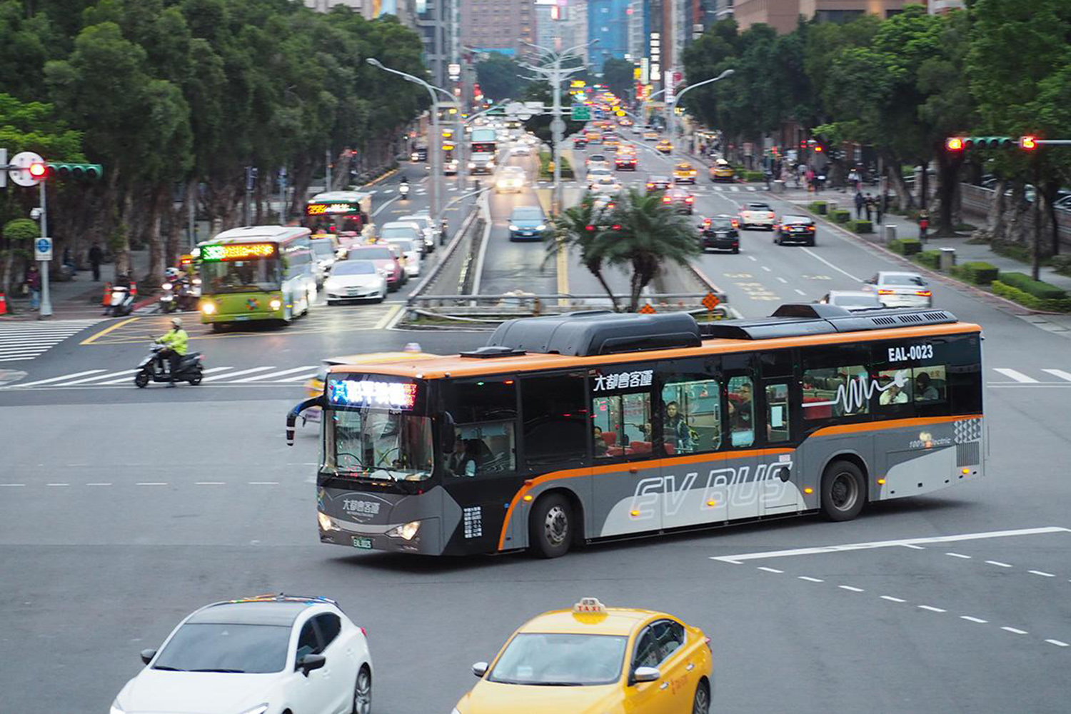 3年前に筆者が撮影した台北市内を走るBYD K9の路線バス