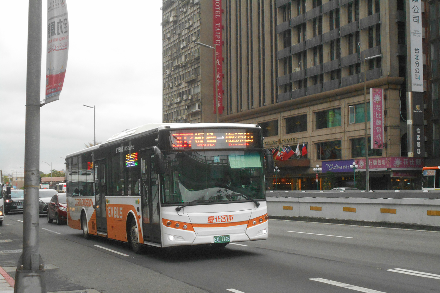 台北市内を走る金龍電巴の手がけたBEV路線バス