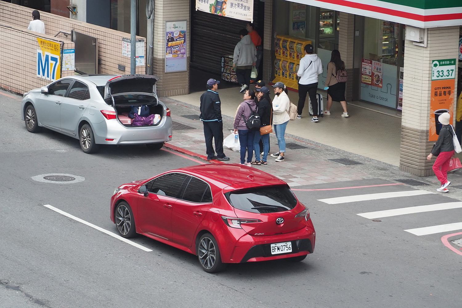 台北市内を走るトヨタ・カローラスポーツ 〜 画像2