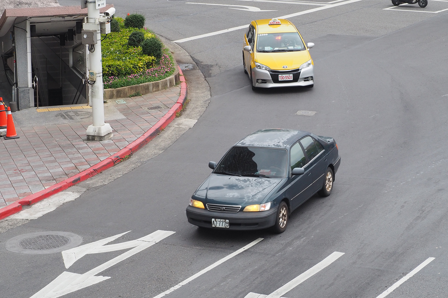 台北市内を走るトヨタ・ウィッシュのタクシーとトヨタ・コロナプレミオ
