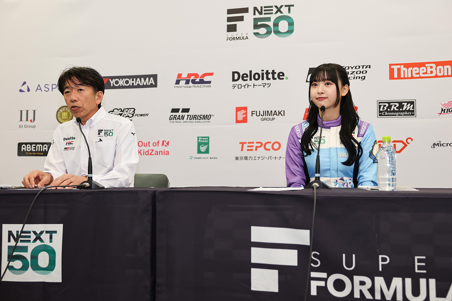 日本レースプロモーション上野禎久代表取締役社長と日向坂46の富田鈴花さん