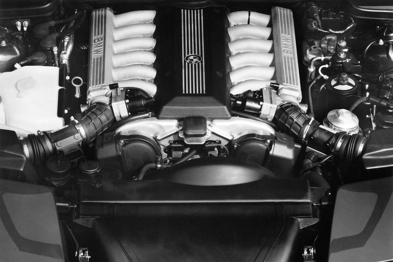 BMW 850iのエンジン