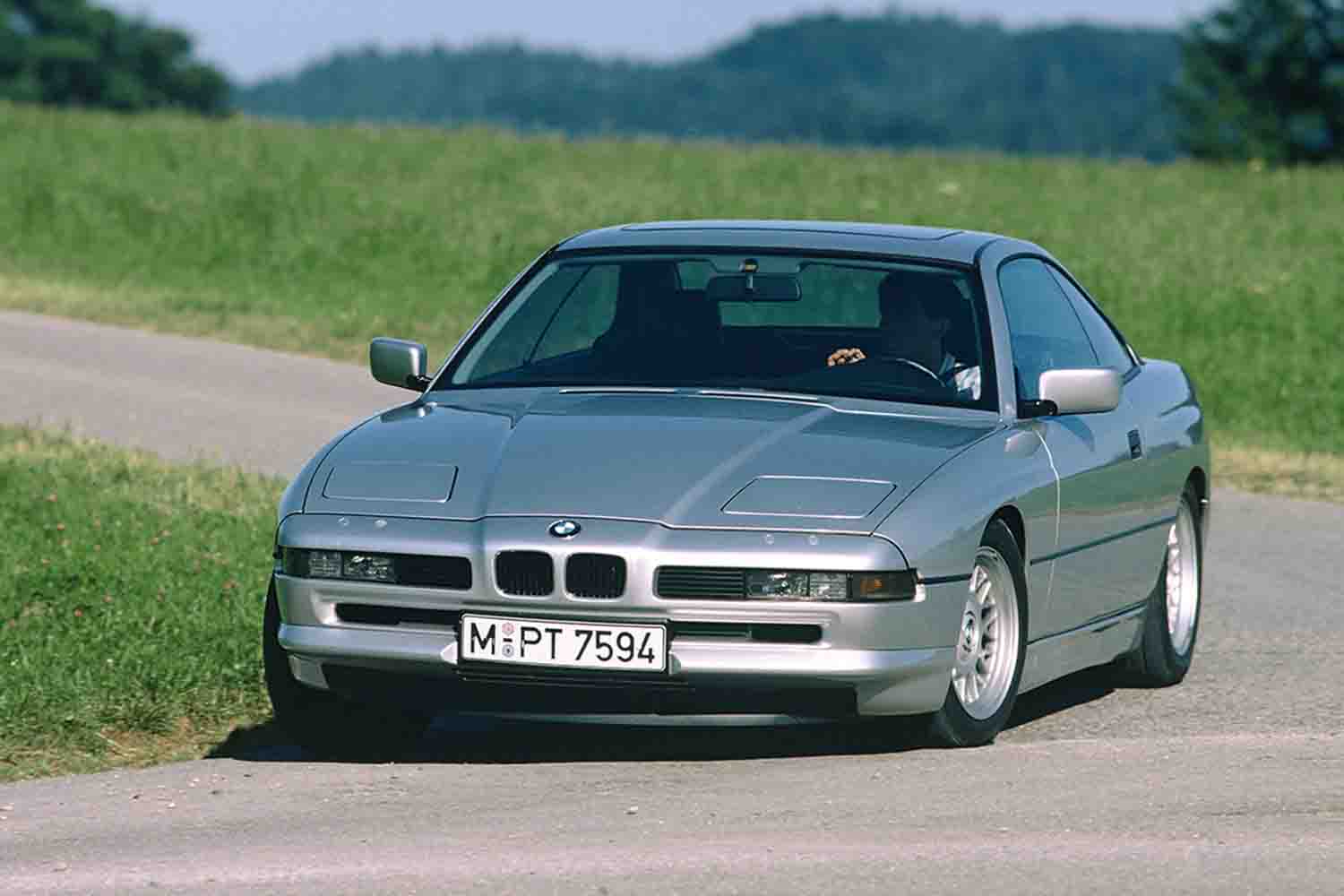 BMW 850iの走行シーン