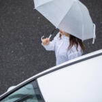 【画像】車道にはみ出している場合もあるけど……歩行者の傘とクルマが接触した場合ドッチに責任？ 〜 画像2