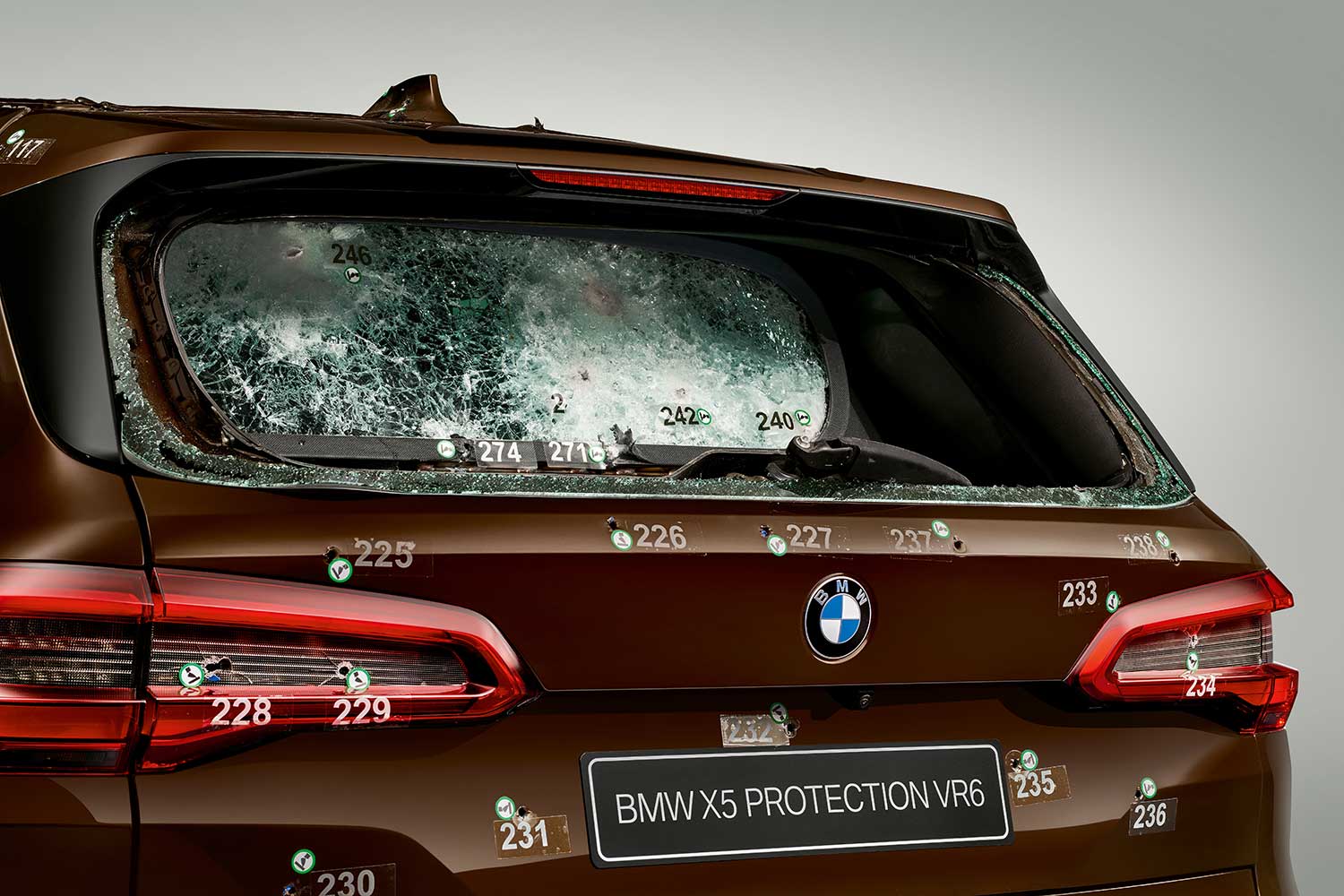 BMWの装甲車に実際の銃弾を打ち込んだ写真 〜 画像6