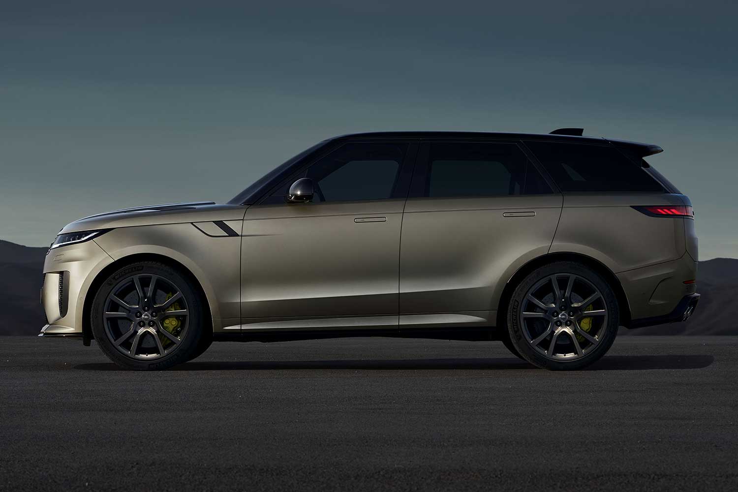 レンジローバースポーツ史上最強の性能を発揮！ ランドローバー・レンジローバースポーツ「SV」が世界初公開！ 日本では2024年の限定モデルとし