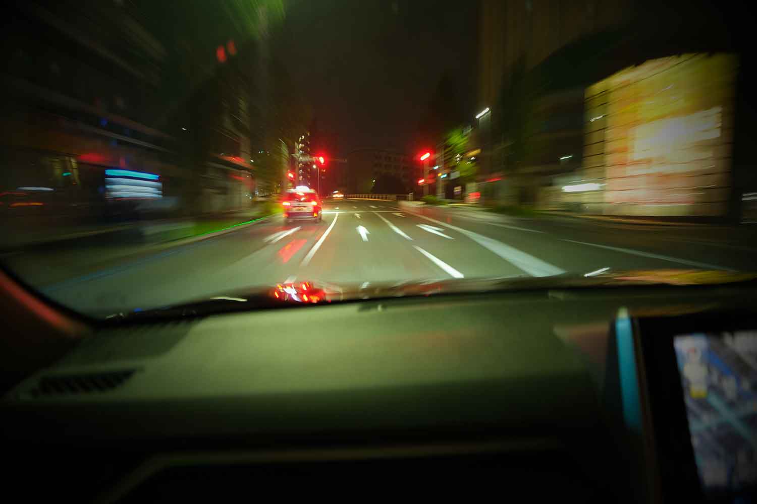 夜間にドライブしているイメージ写真