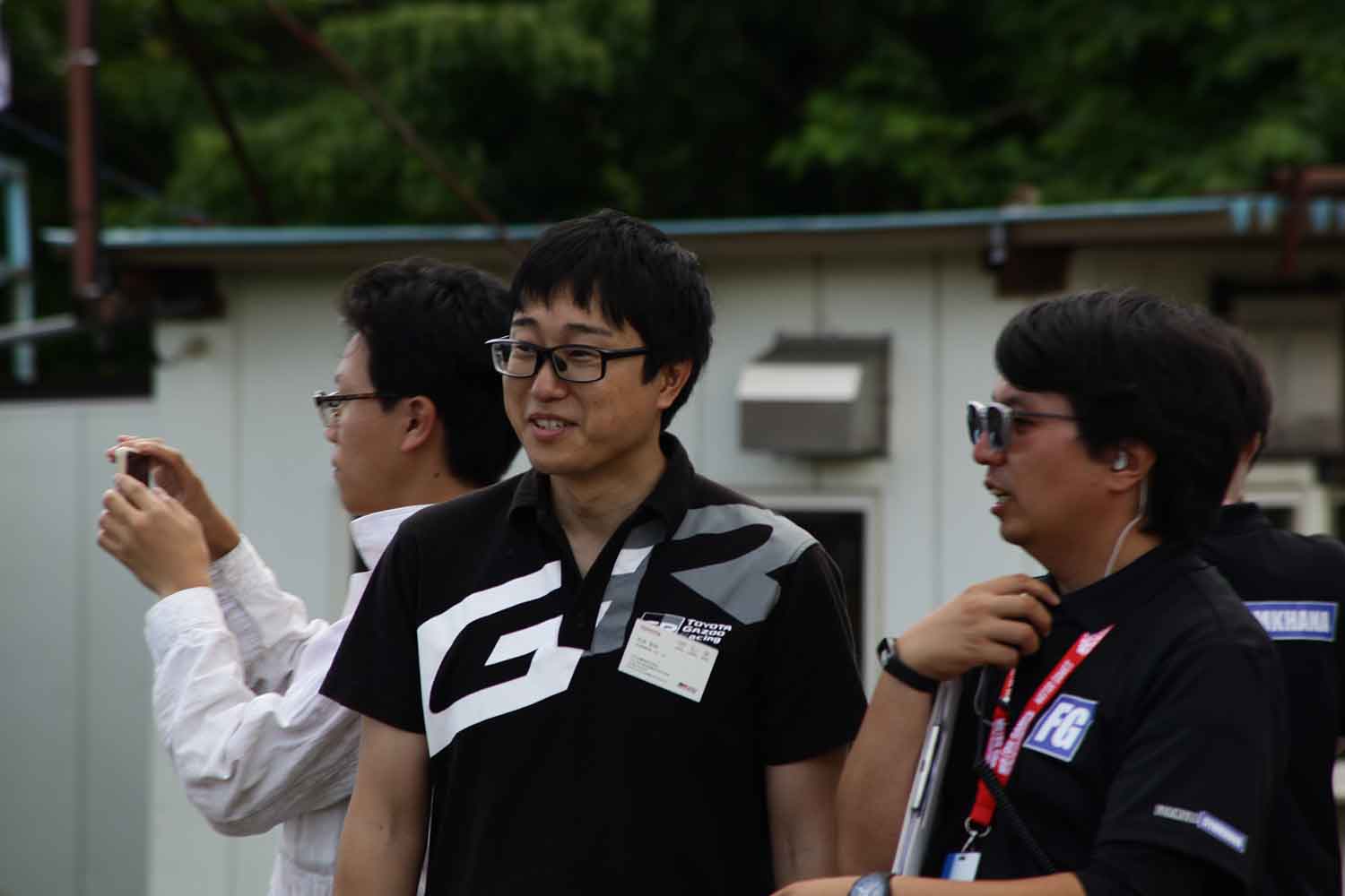 フォーミュラジムカーナの大会で関係者と話をするTOYOTA GAZOO Racingの石井宏尚さん