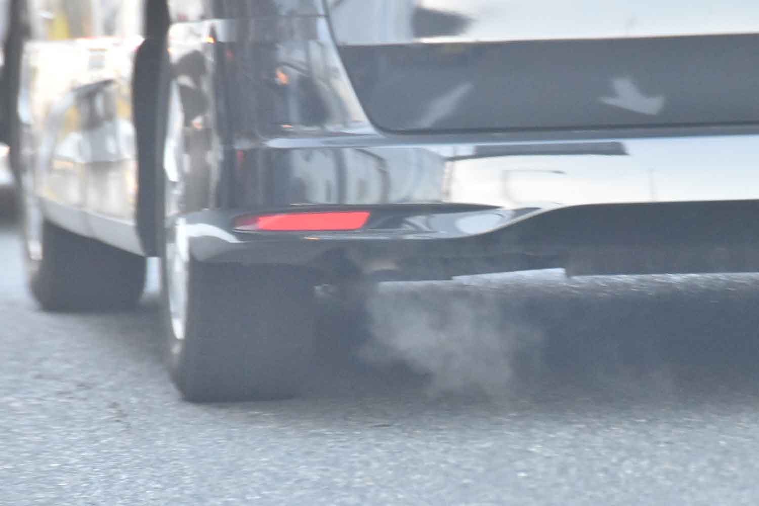 自動車のマフラーから排気ガスが排出されている写真