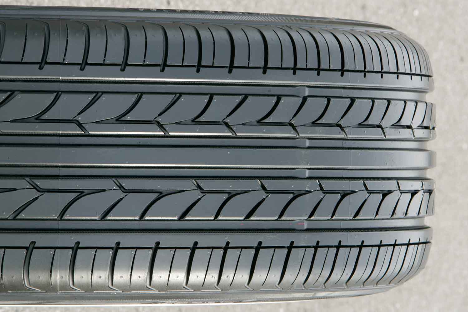 タイヤのトレッドパターンの写真