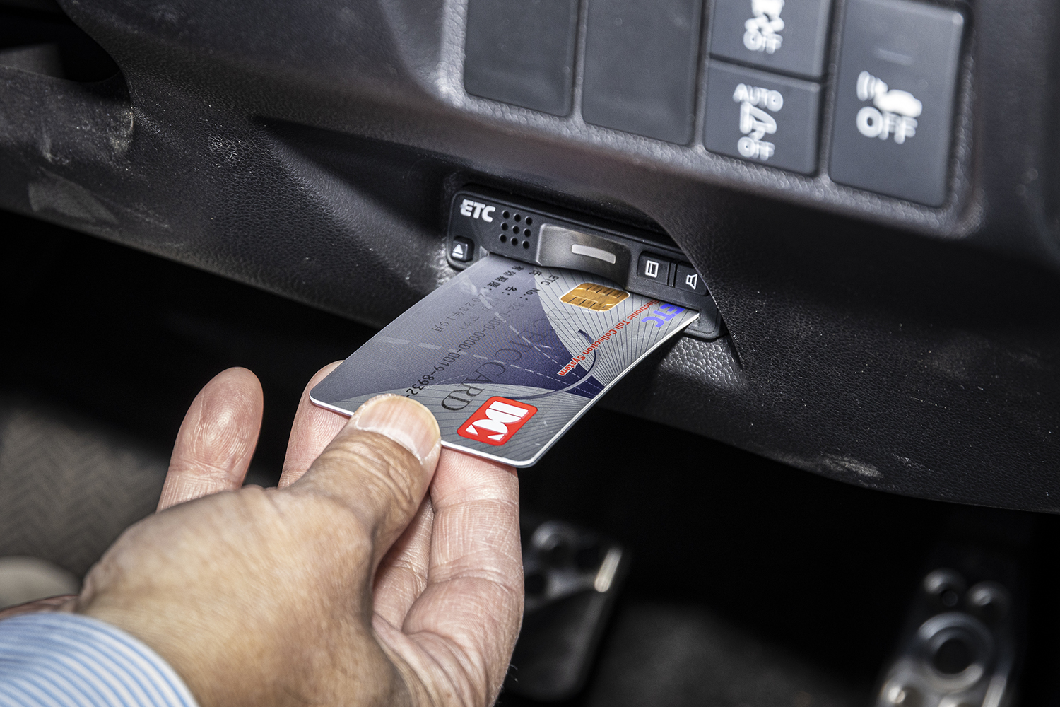 ETC車載器にカードを挿入するイメージ