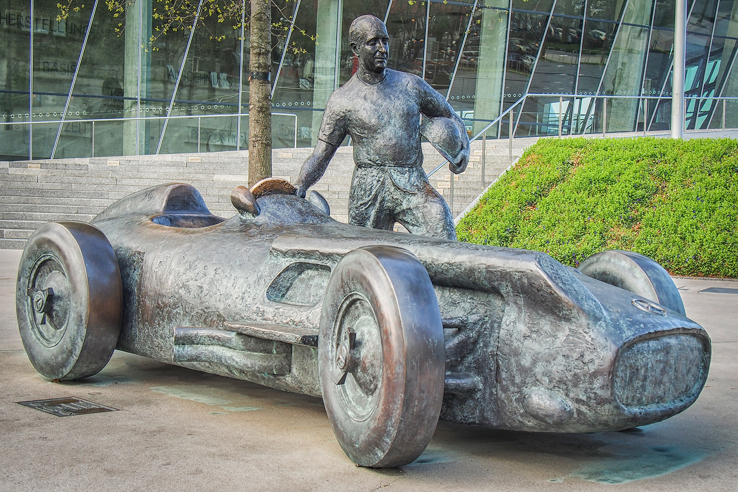 銅像になってもおかしくない日本の自動車産業の向上に偉大な貢献を果たしたクルマ