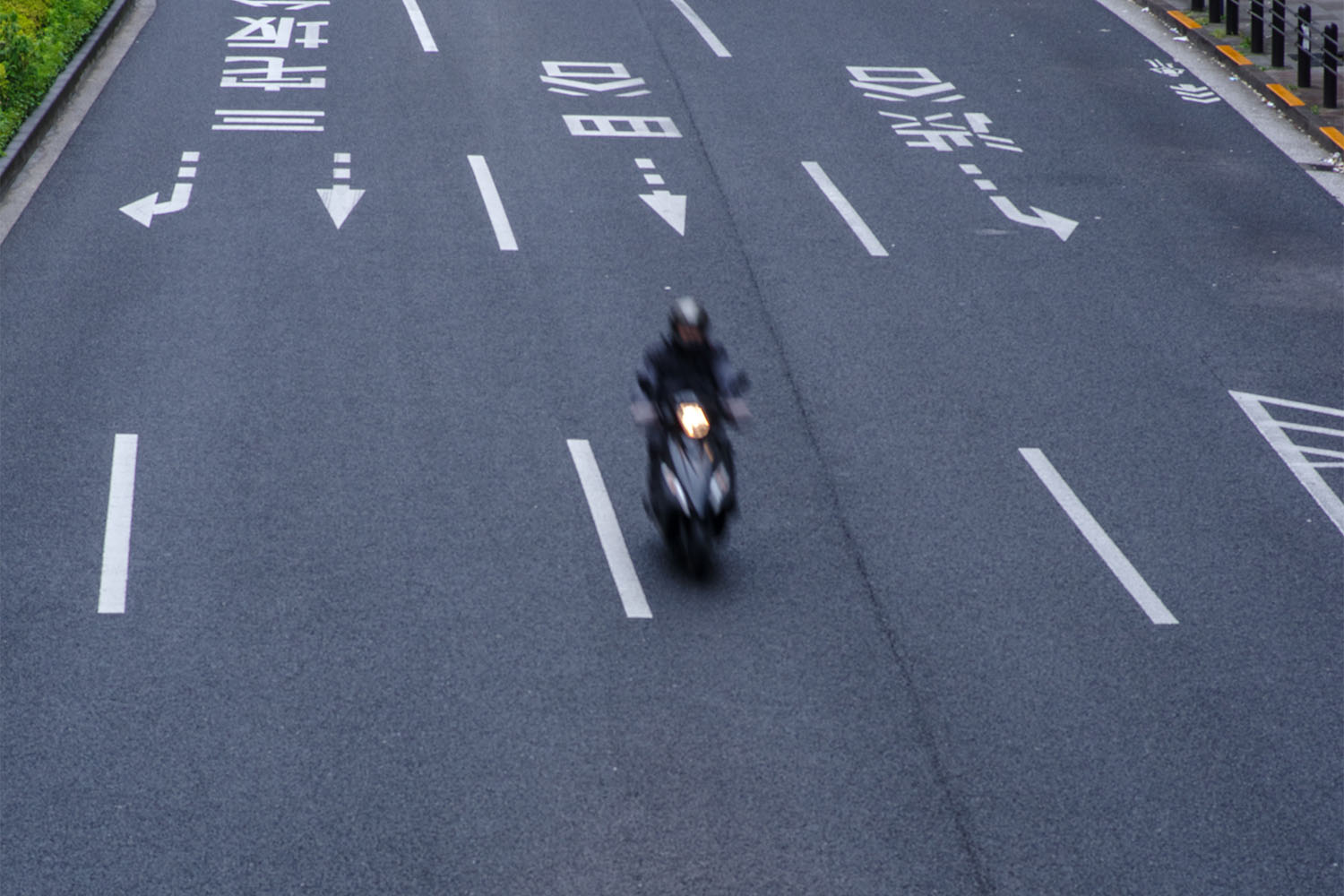 道路を走るバイク 〜 画像4