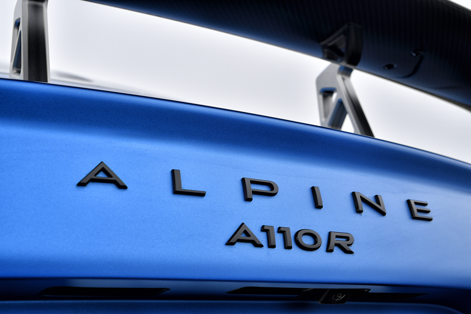 カーボンパーツで軽量化した「アルピーヌA110R」はまるでフォーミュラのような乗り味だ 〜 画像19