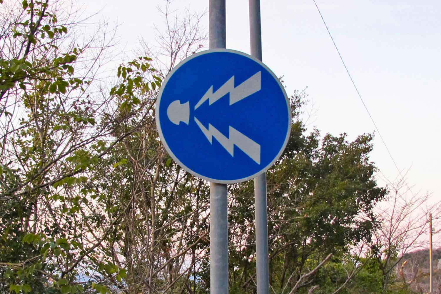 「警笛鳴らせ」の道路標識