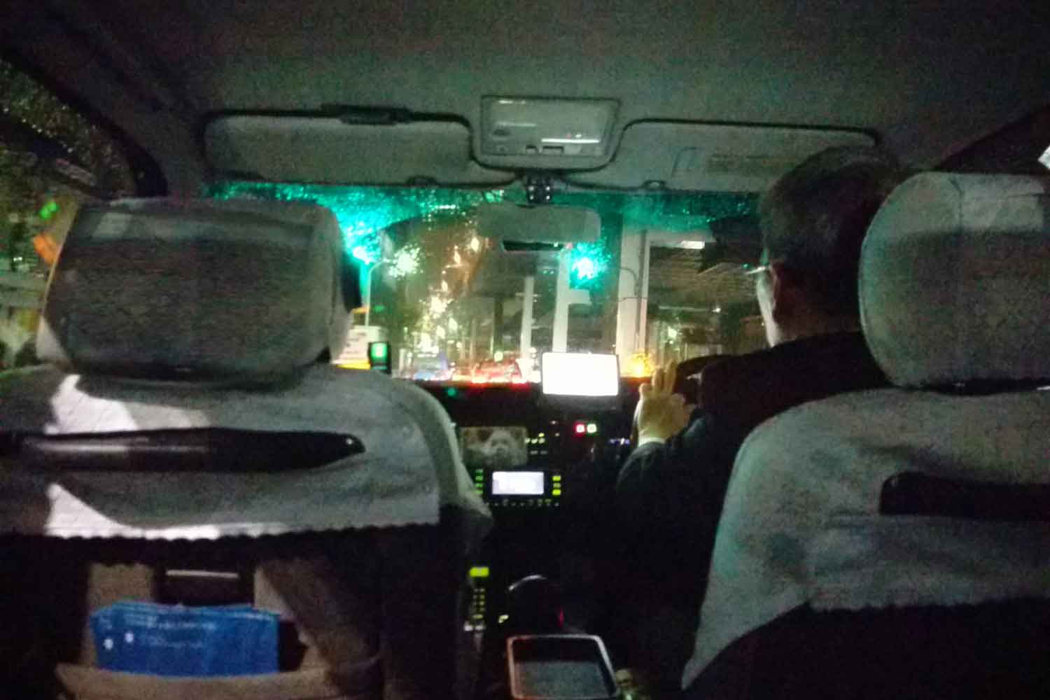 夜間にタクシーへ乗車したイメージ写真