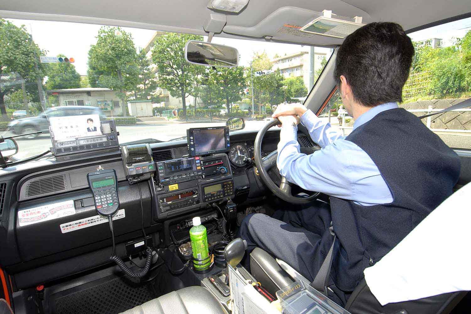 運行しているタクシー運転手の写真 〜 画像5