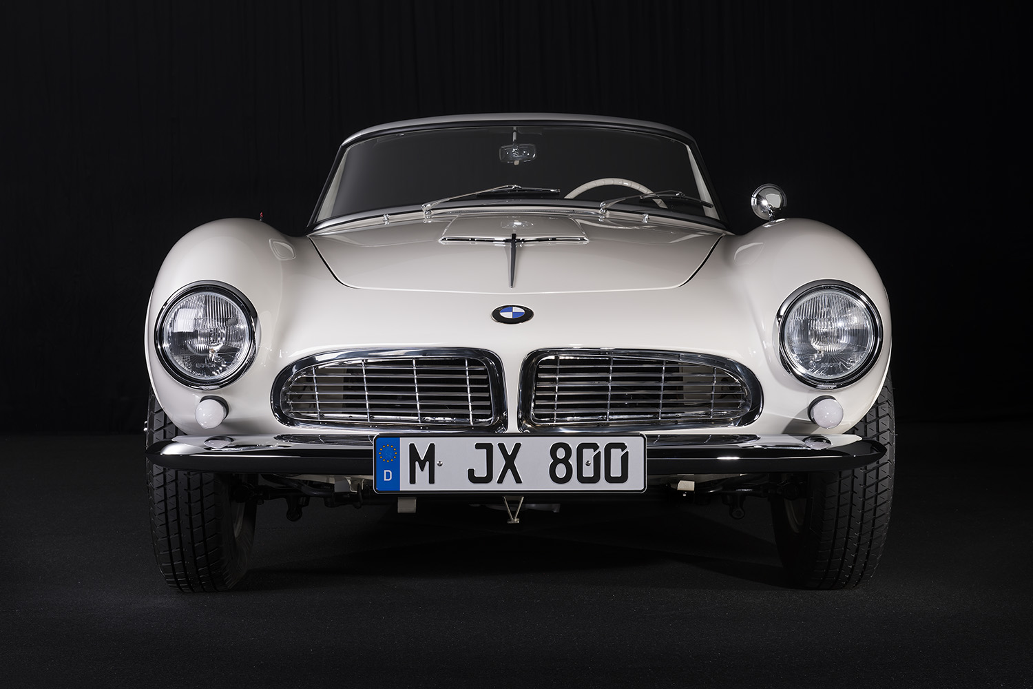 高すぎなプライスでわずか252台を生産したのみで消えたBMW 507