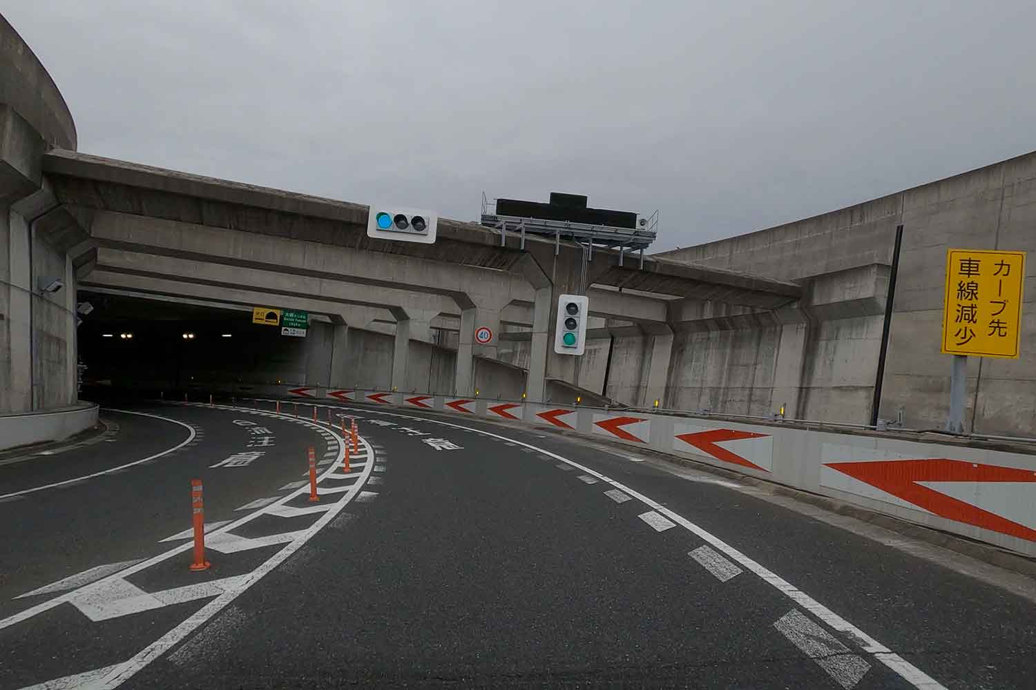 トンネルの手前に設置された信号機