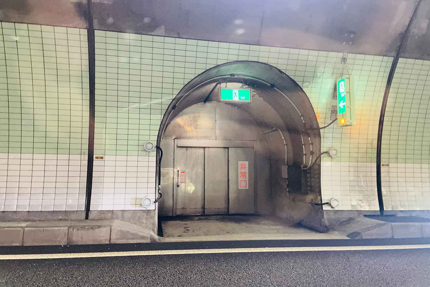 トンネル内の非常口 〜 画像5