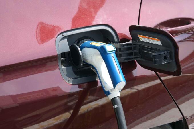 「電気料金」爆上がりのいまEVに乗って得ある？　ガソリン車とEVの「給油 vs 充電」料金を比較計算してみた！
