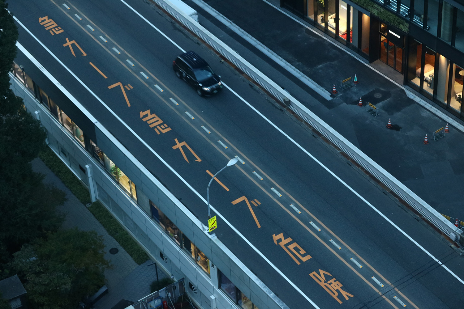 高速道路を走るタクシーのイメージ 〜 画像1