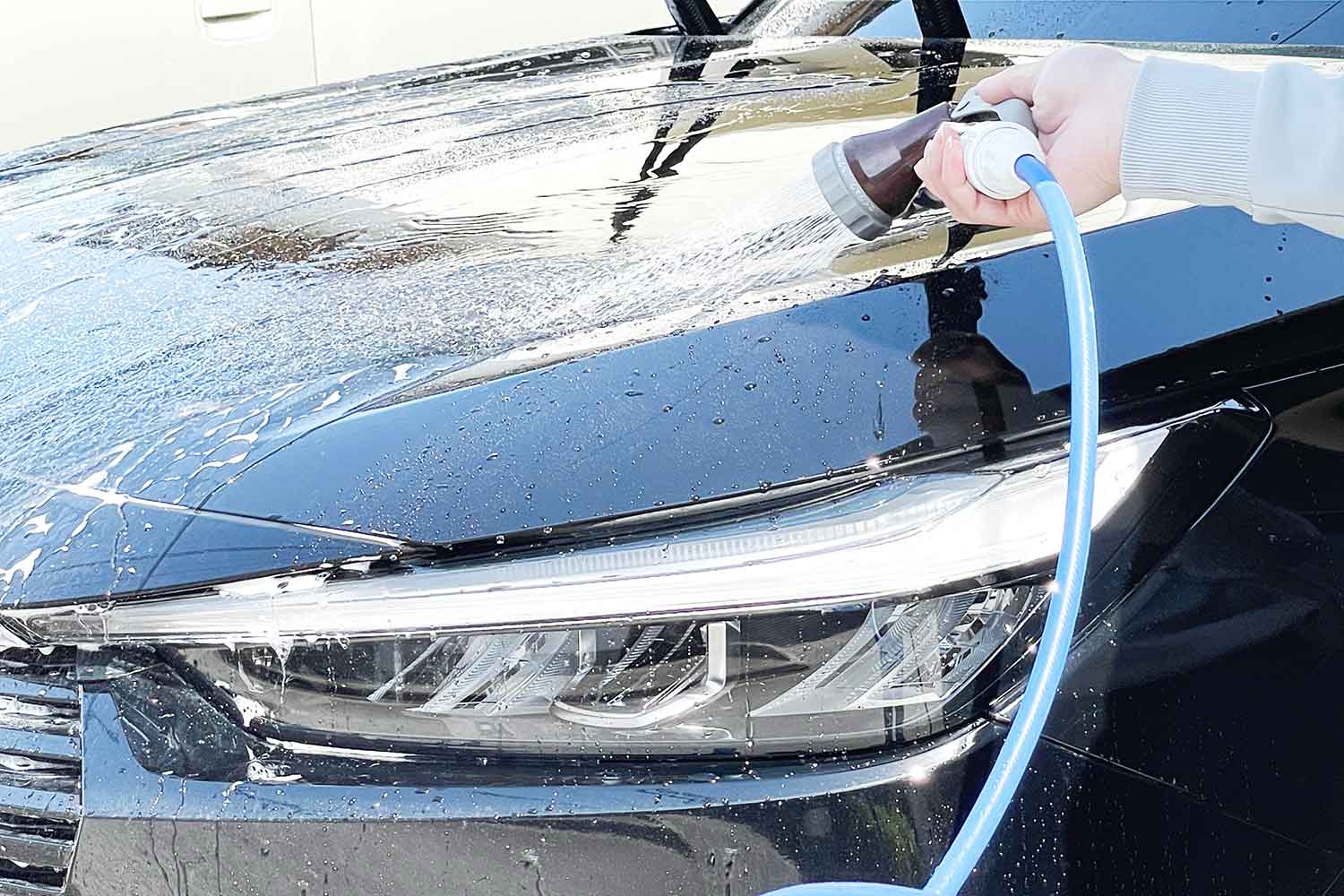 クルマを洗車している写真 〜 画像4