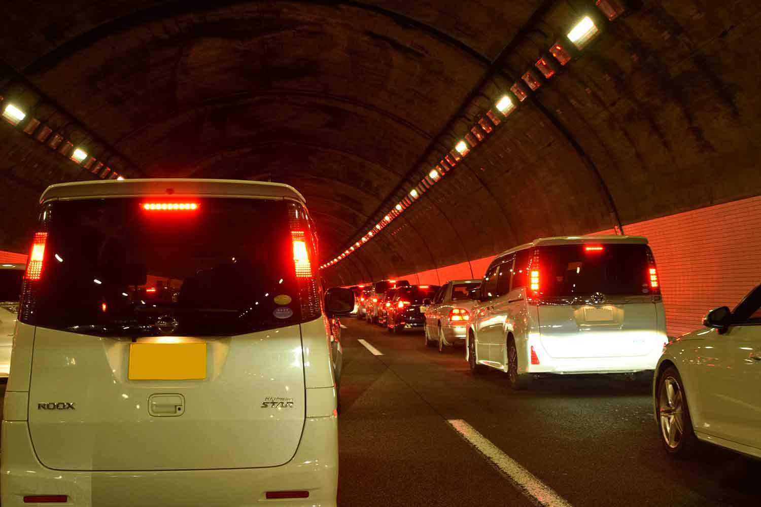 高速道路のトンネル内での渋滞
