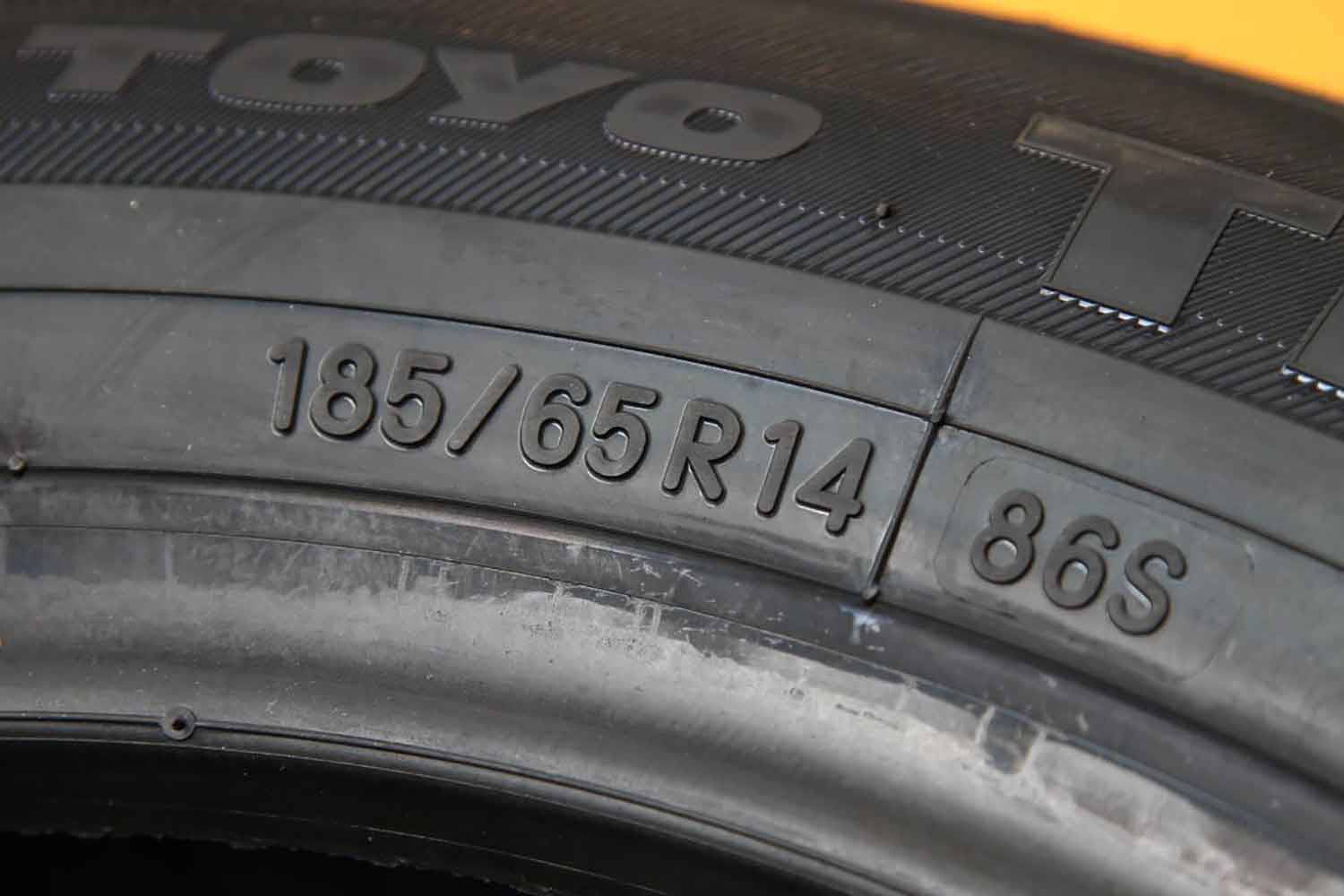 クルマのタイヤに印字された数値