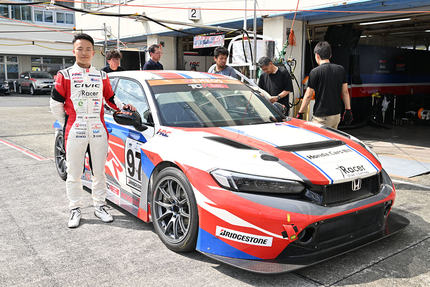 M&K RacingのシビックタイプR TCRとドライバーの三井裕介選手