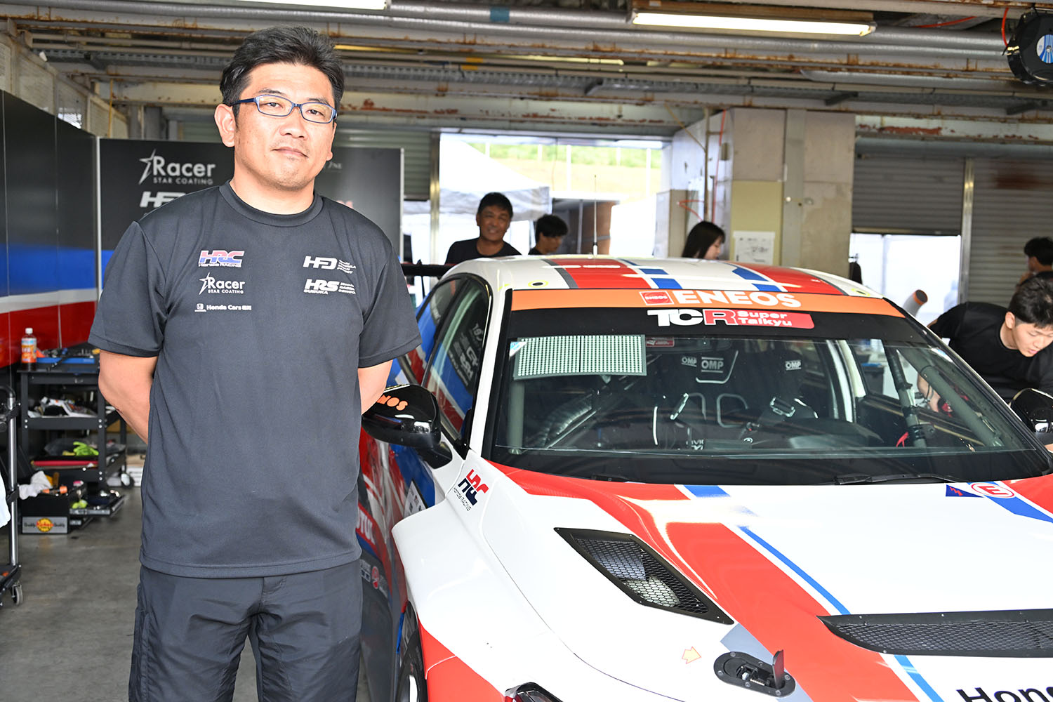 M&K Racingのチーフエンジニア菊池豊さんとシビックタイプR TCR