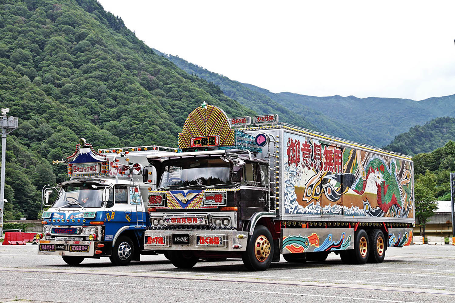 一世を風靡したデコトラ！ 数が減りつつあるもまだまだ愛好家たちは 