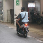 【画像】逆走したいから歩道を走る！　インドネシアで見た無法者バイクと警察の攻防 〜 画像1