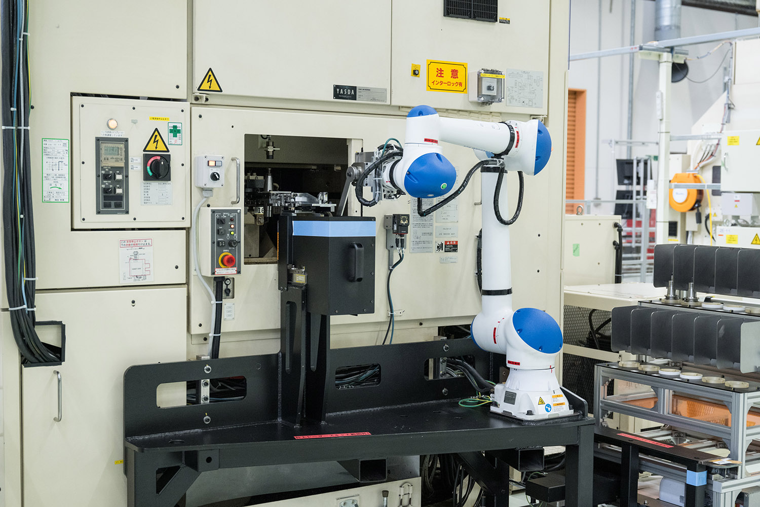 トヨタ貞宝工場の金型加工設備に追加されたロボットアーム