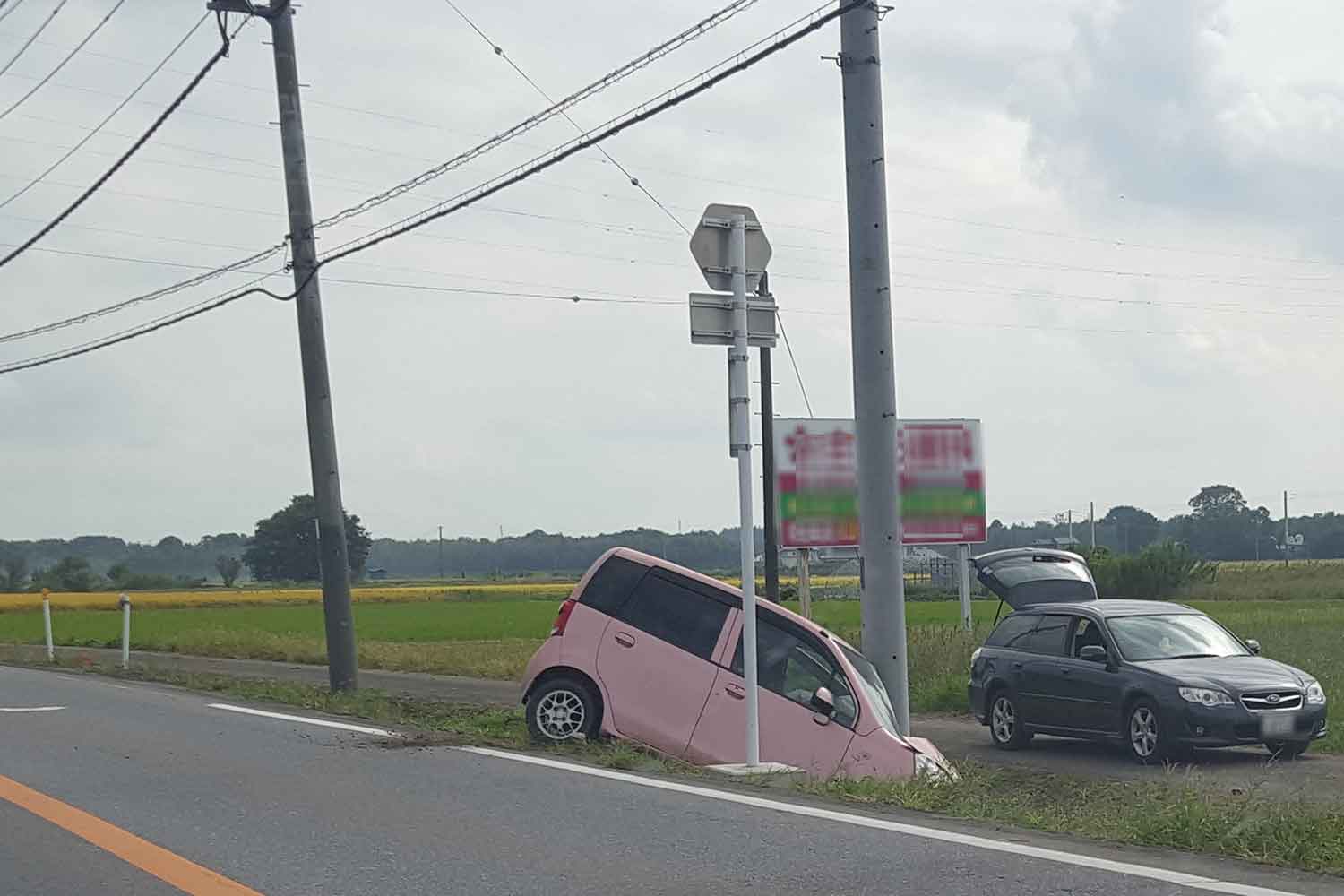 路肩に軽自動車が落ちている事故の写真 〜 画像2