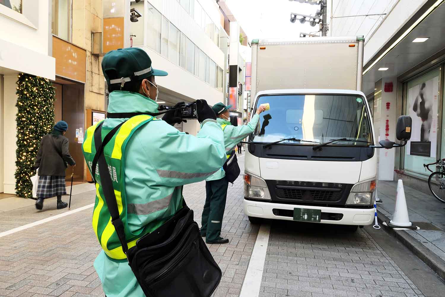 駐車監視員がトラックの駐車違反を取り締まる写真 〜 画像4