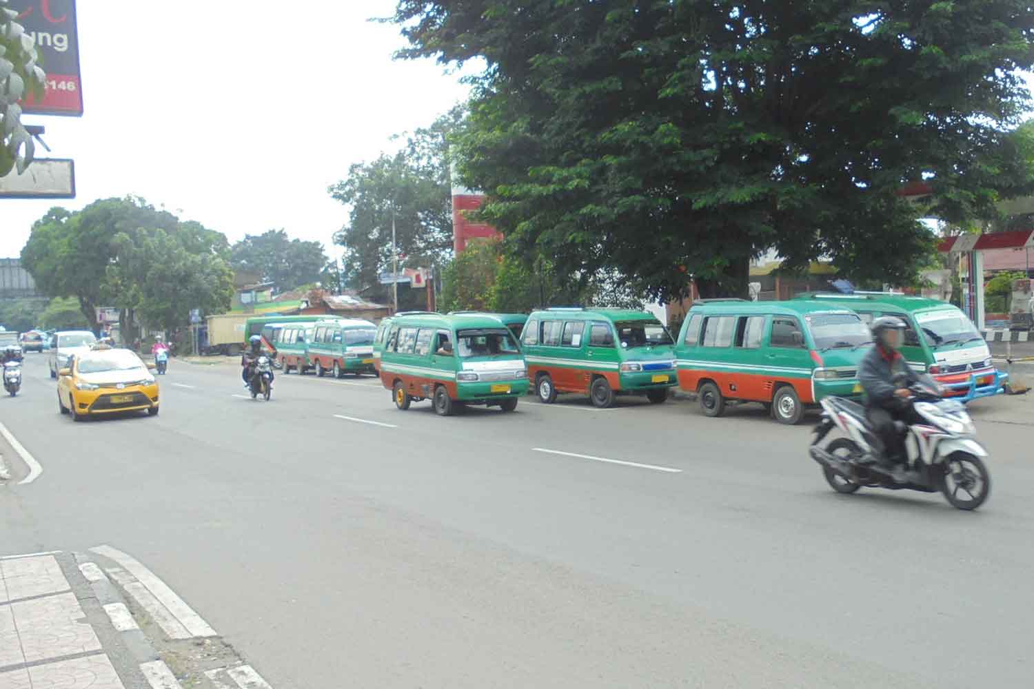 インドネシア国内を走る複数のタクシー